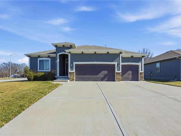 1013 NE Ravenwood Terrace, Lee's Summit, MO 64086