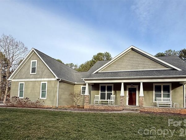 1594 Roundstone Road , Sherrills Ford, NC 28673