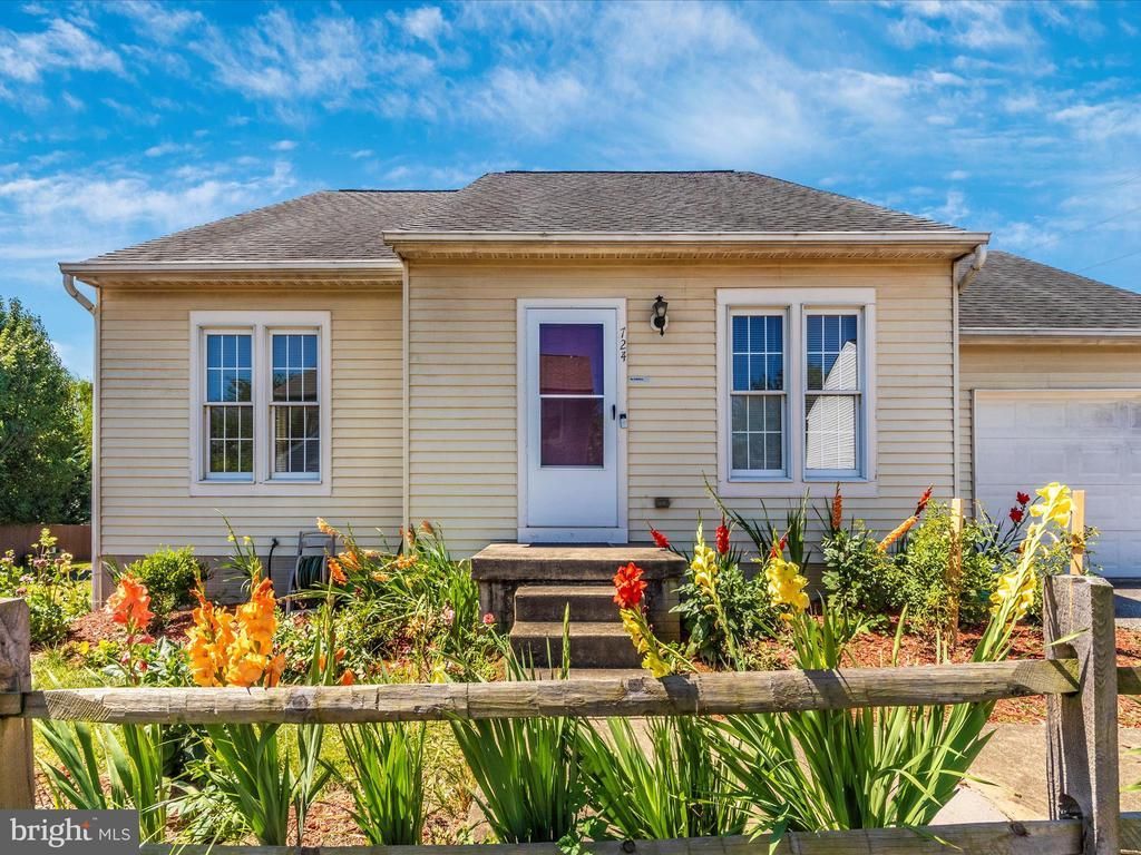 724 Sunnyfield Lane, Baltimore, MD 21225 Main Photo