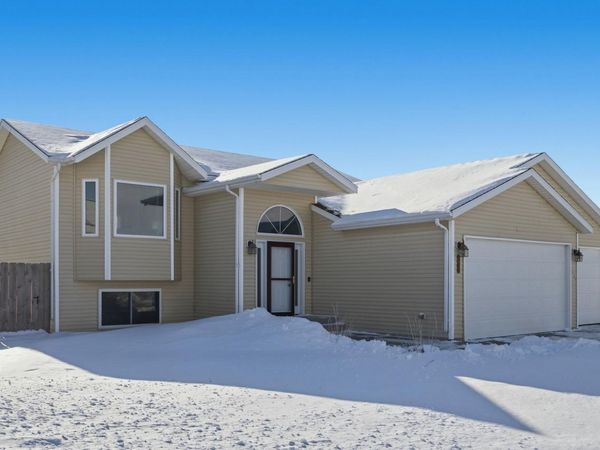1037 39th Avenue W, West Fargo, ND 58078