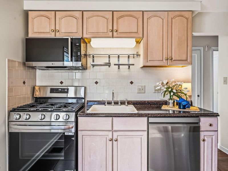 925 Kinnear Road, Columbus, OH 43212 Photo 10