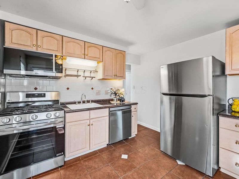 925 Kinnear Road, Columbus, OH 43212 Photo 9