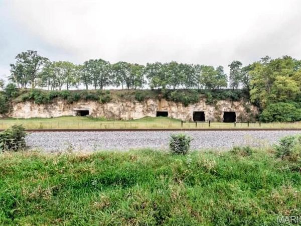 2662 North Highway 79 , Elsberry, MO 63343