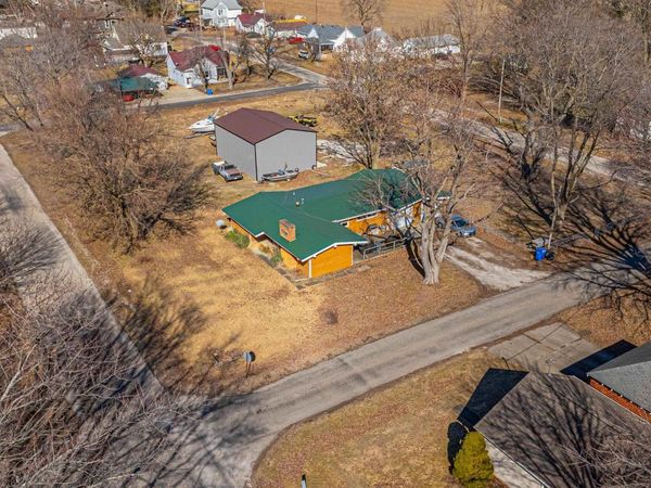 300 N CLINTON Street, Middletown, IL 62666