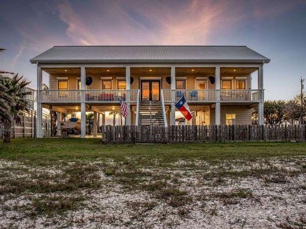 1565 N Ocean Dr, Port LaVaca, TX 77979