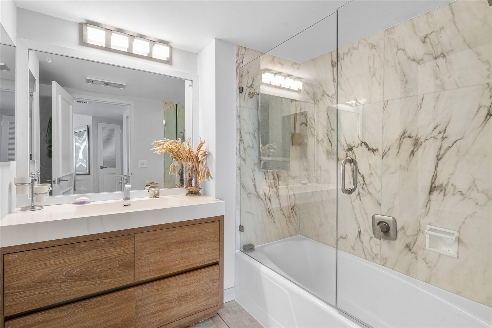 3000 Holiday Drive, Unit 1605, Fort Lauderdale, FL 33316 Photo