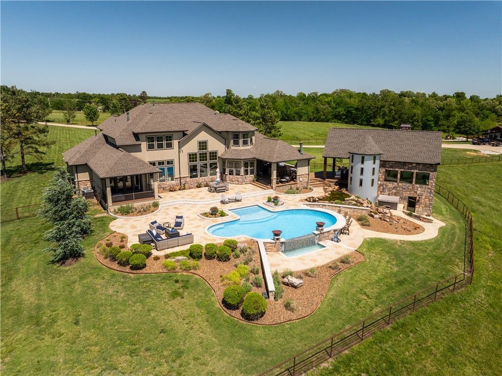887 1st Avenue Gentry, AR 72734