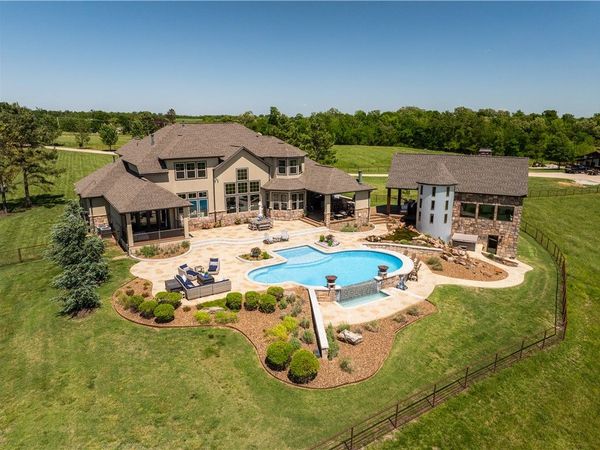 887 1st Avenue, Gentry, AR 72734