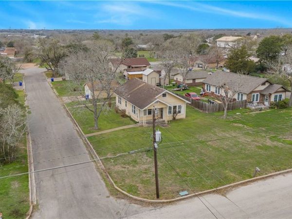 902 Hopkins Street , Yoakum, TX 77995