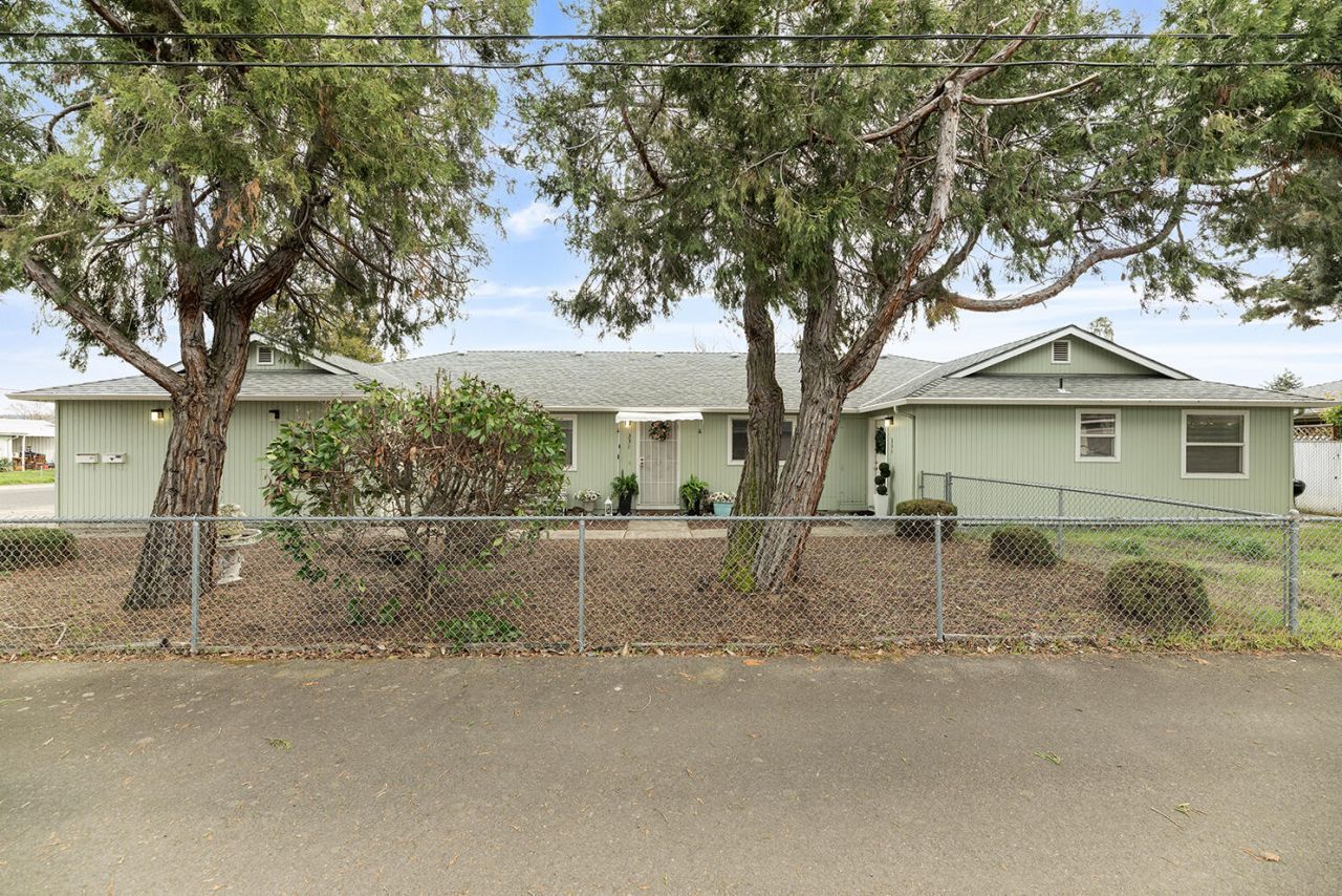 331 N 8th Street, Central Point, OR 97502 Main Photo