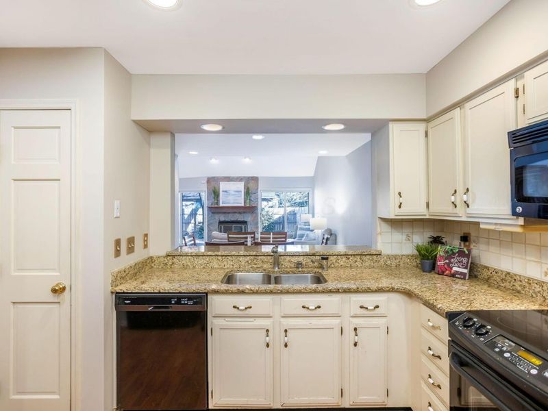 2158 Sandston Road, Columbus, OH 43220 Photo 12