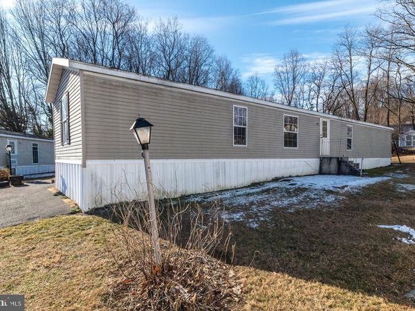 100 WALDON CIRCLE, MACUNGIE, PA 18062