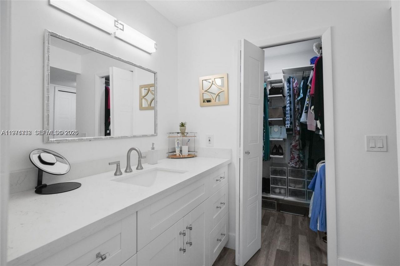 380 Racquet Club Rd , Unit 204, Weston, FL 33326 Photo