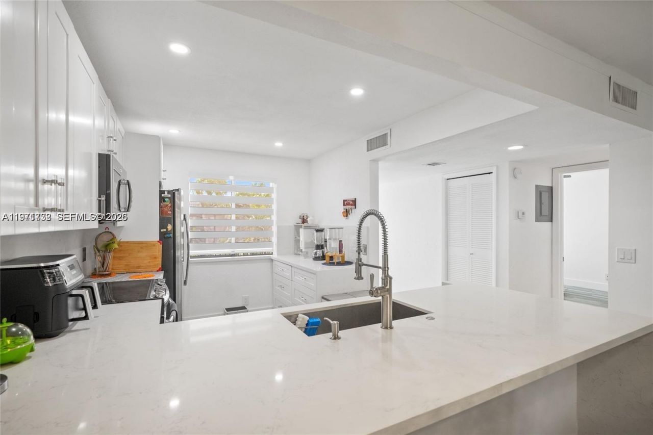 380 Racquet Club Rd , Unit 204, Weston, FL 33326 Photo