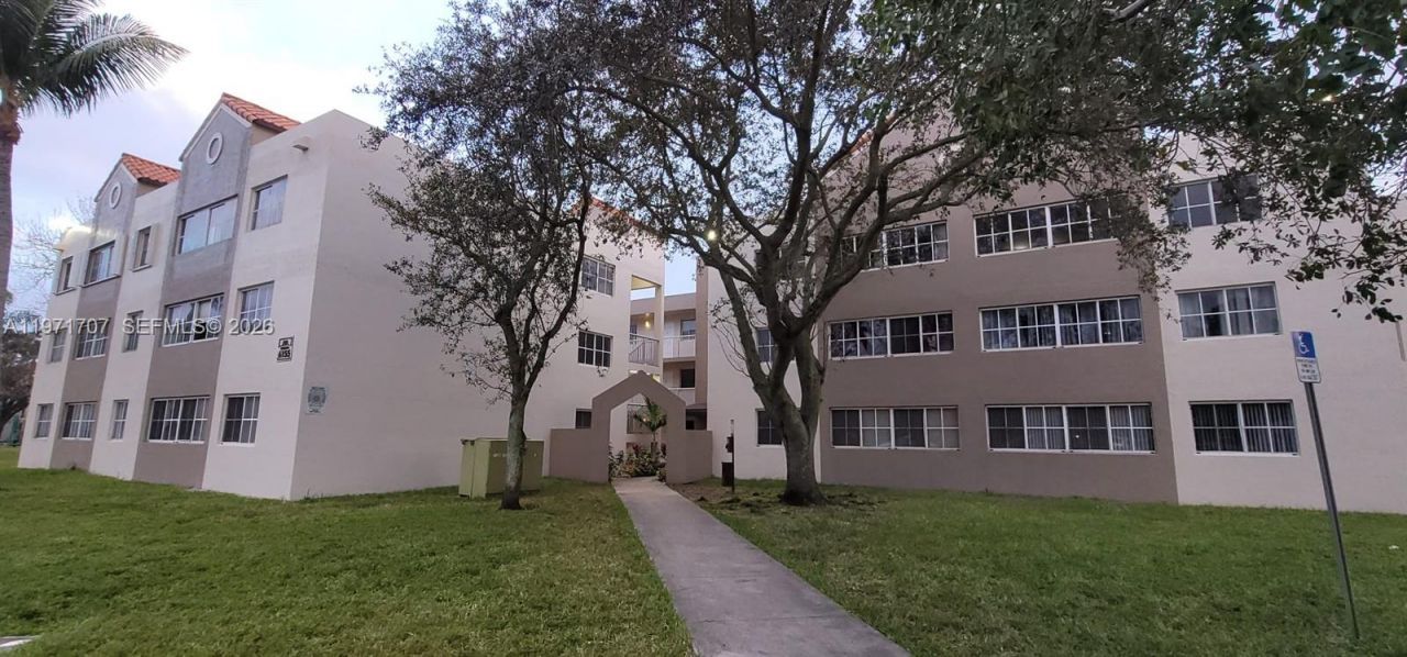 6155 NW 186th St, Unit 308, Hialeah, FL 33015 Photo