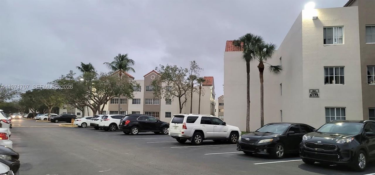 6155 NW 186th St, Unit 308, Hialeah, FL 33015 Photo