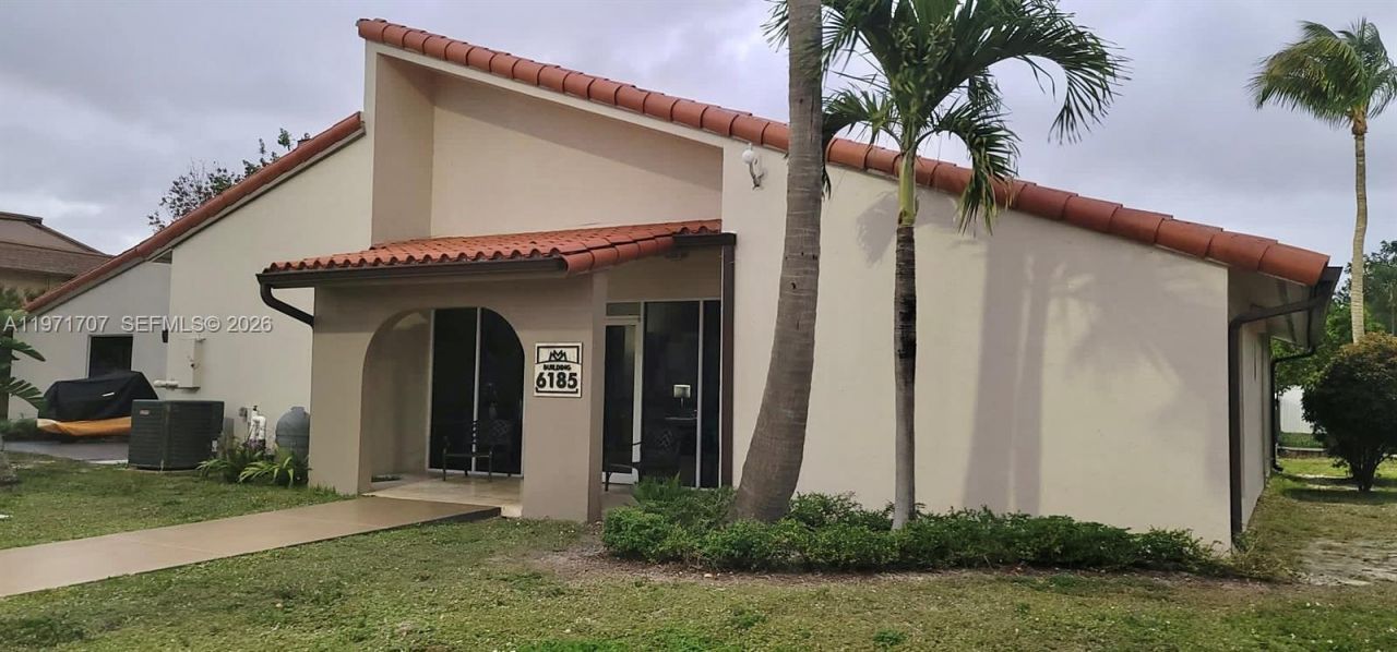 6155 NW 186th St, Unit 308, Hialeah, FL 33015 Photo