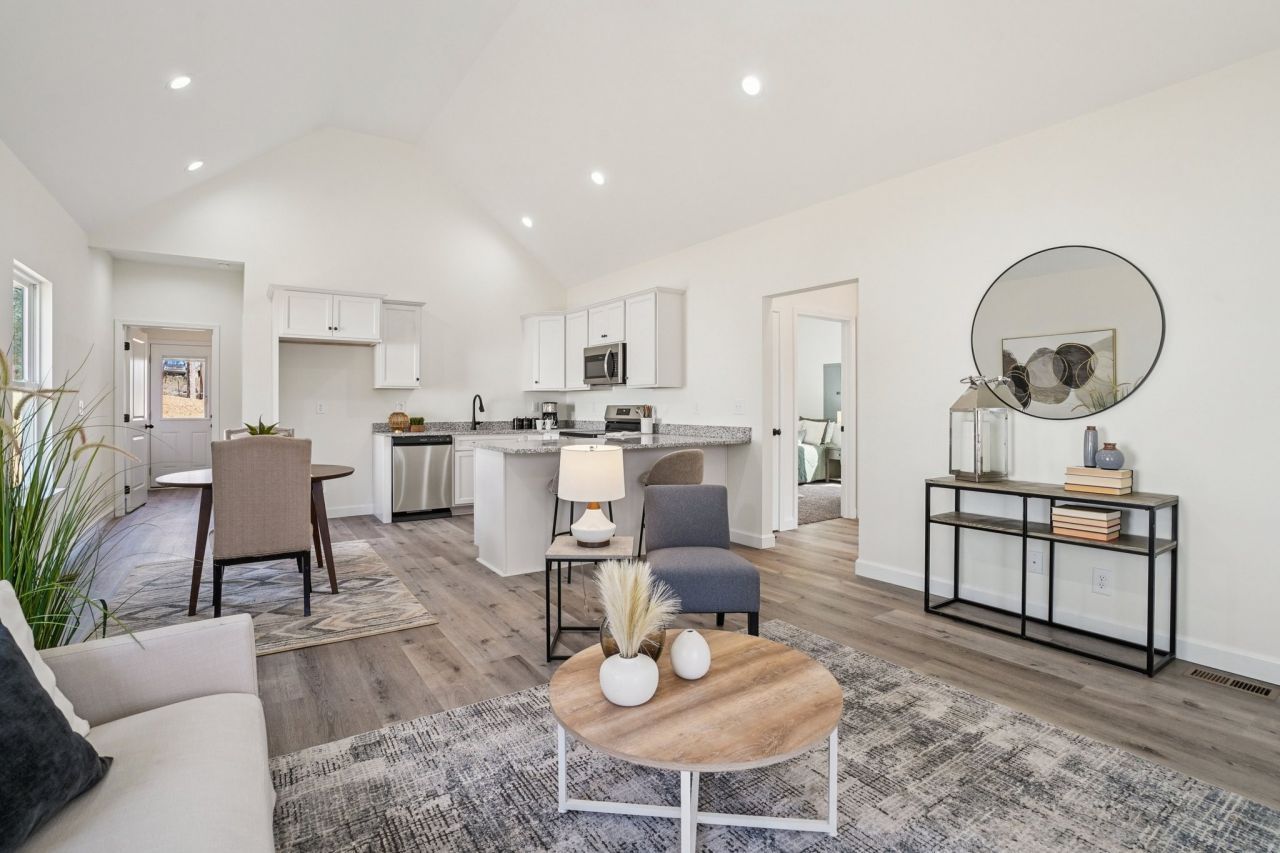 1118 W First Street, Dickson, TN 37055 Main Photo