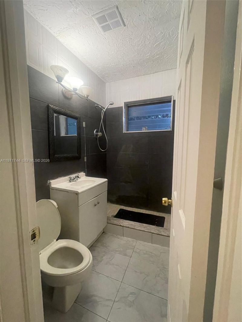121 NE 169th Ter, North Miami Beach, FL 33162 Photo