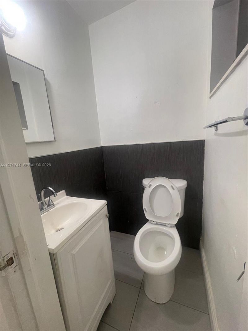 121 NE 169th Ter, North Miami Beach, FL 33162 Photo