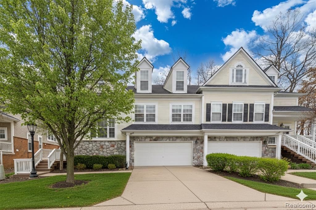 638 W Bluff Court, Rochester Hills, MI 48307 Main Photo