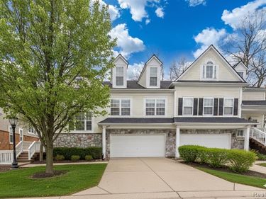 638 W Bluff Court, Rochester Hills, MI 48307