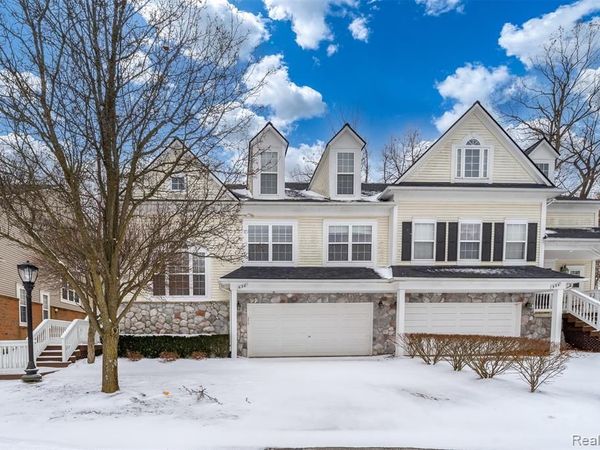 638 W Bluff Court, Rochester Hills, MI 48307