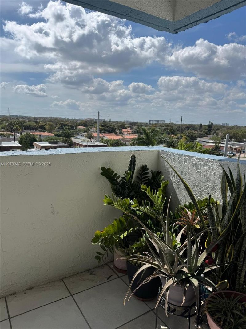 5050 NW 7th St , Unit 604, Miami, FL 33126 Photo