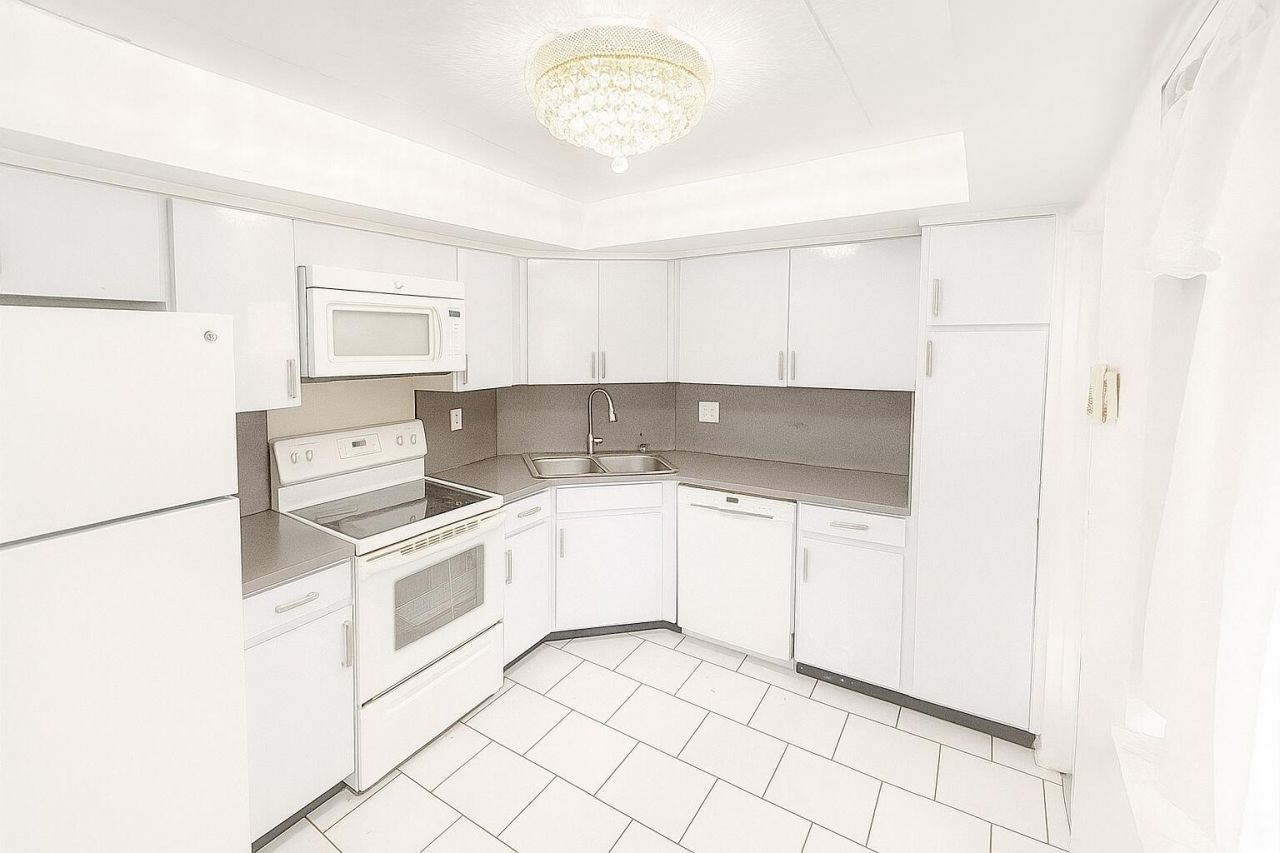 1739 Embassy Drive, Unit 202, West Palm Beach, FL 33401 Photo