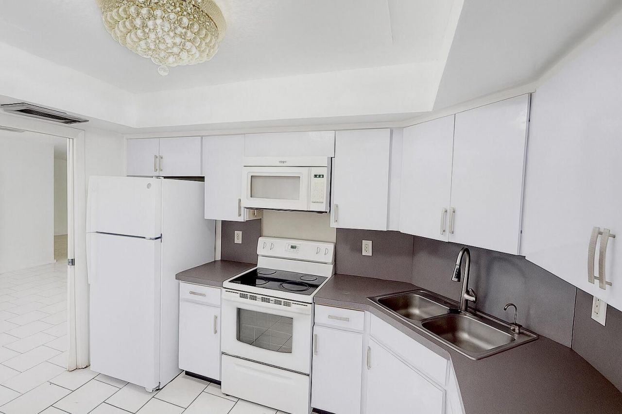 1739 Embassy Drive, Unit 202, West Palm Beach, FL 33401 Photo