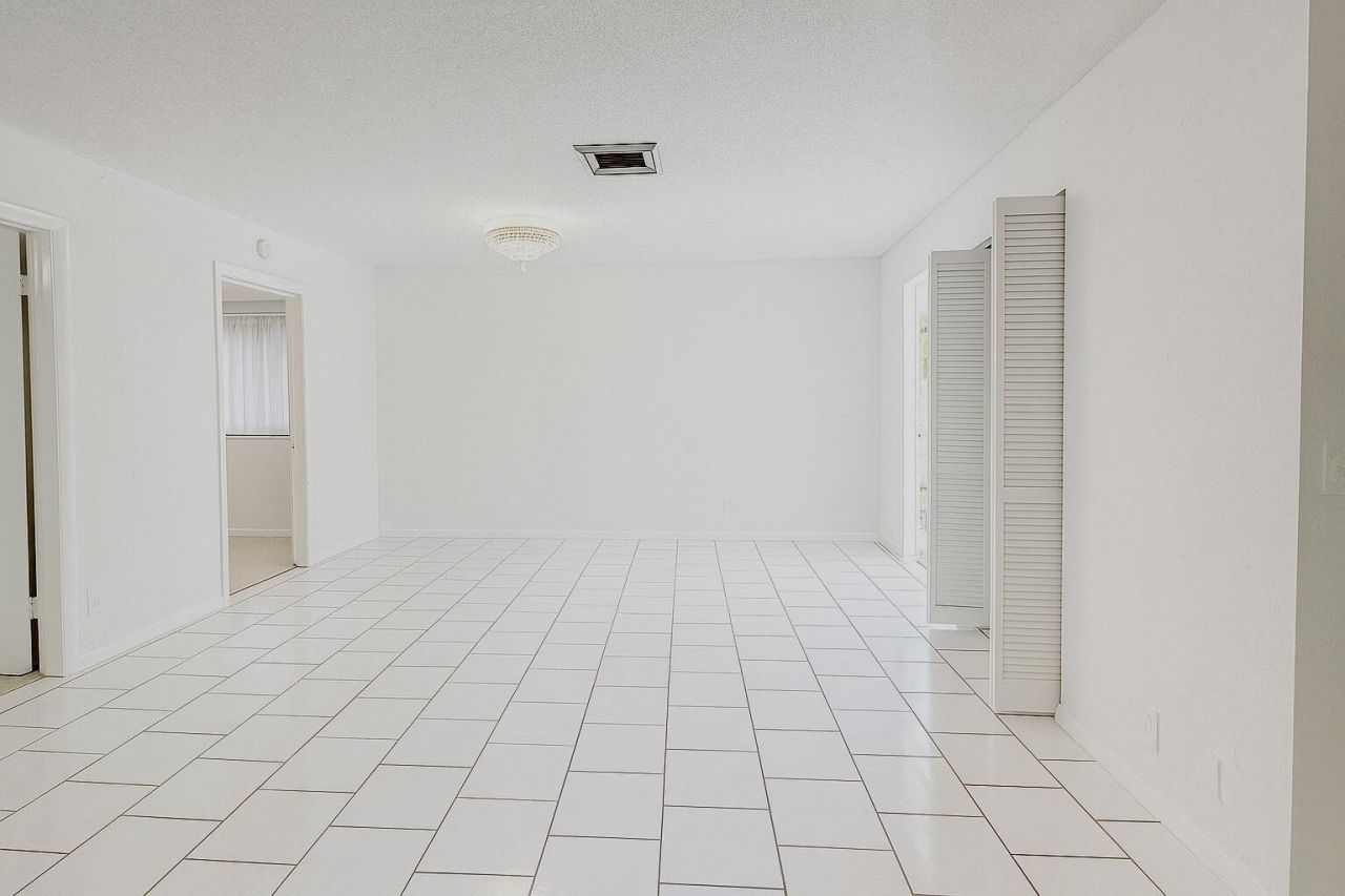 1739 Embassy Drive, Unit 202, West Palm Beach, FL 33401 Photo
