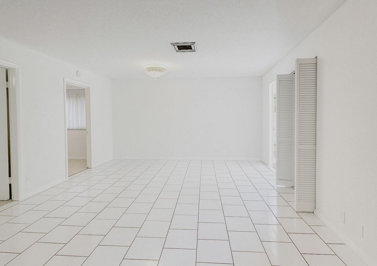 1739 Embassy Drive, Unit 202, West Palm Beach, FL 33401 Photo