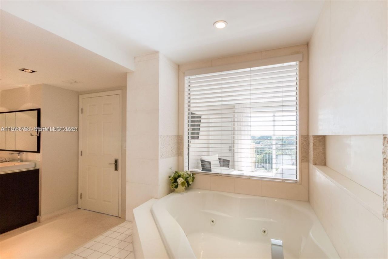 2951 S Bayshore Dr , Unit 1008, Miami, FL 33133 Photo