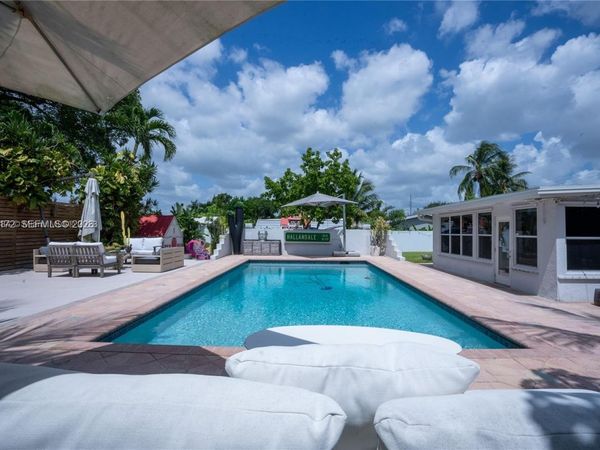 31 SW 6th St, Hallandale Beach, FL 33009