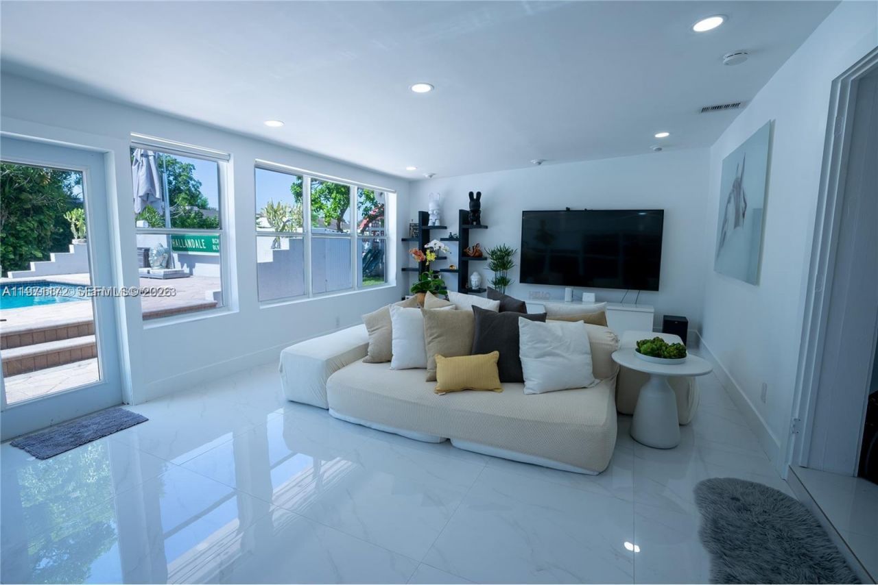 31 SW 6th St, Hallandale Beach, FL 33009 Photo