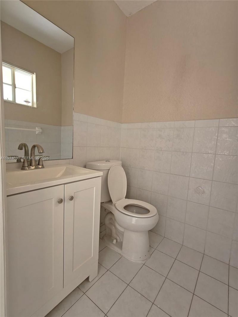 6756 NW 182nd St , Unit 101, Hialeah, FL 33015 Photo