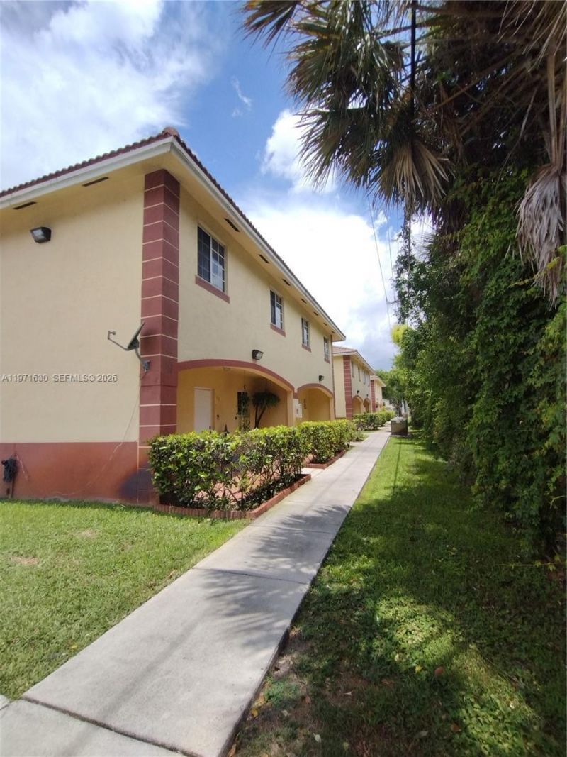 6756 NW 182nd St , Unit 101, Hialeah, FL 33015 Photo