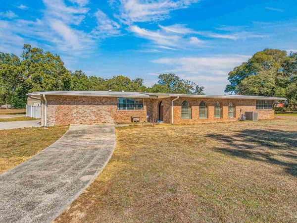 8 Manor Dr, Pensacola, FL 32507