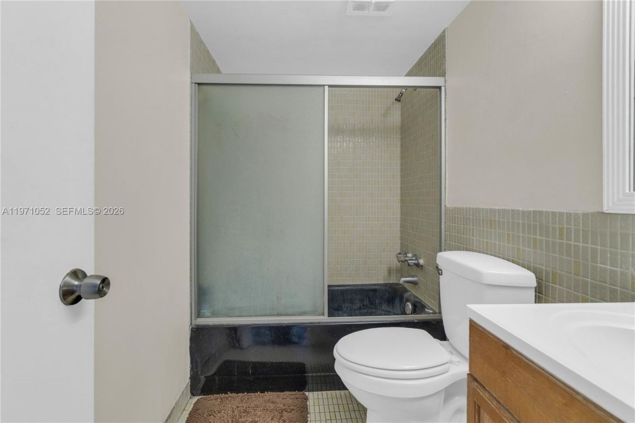 1302 NE 191st St , Unit A221, Miami, FL 33179 Photo