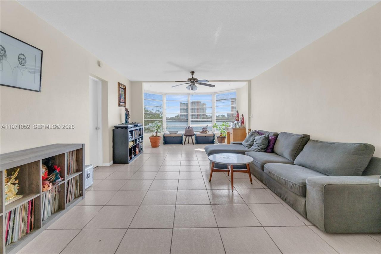 1302 NE 191st St , Unit A221, Miami, FL 33179 Photo