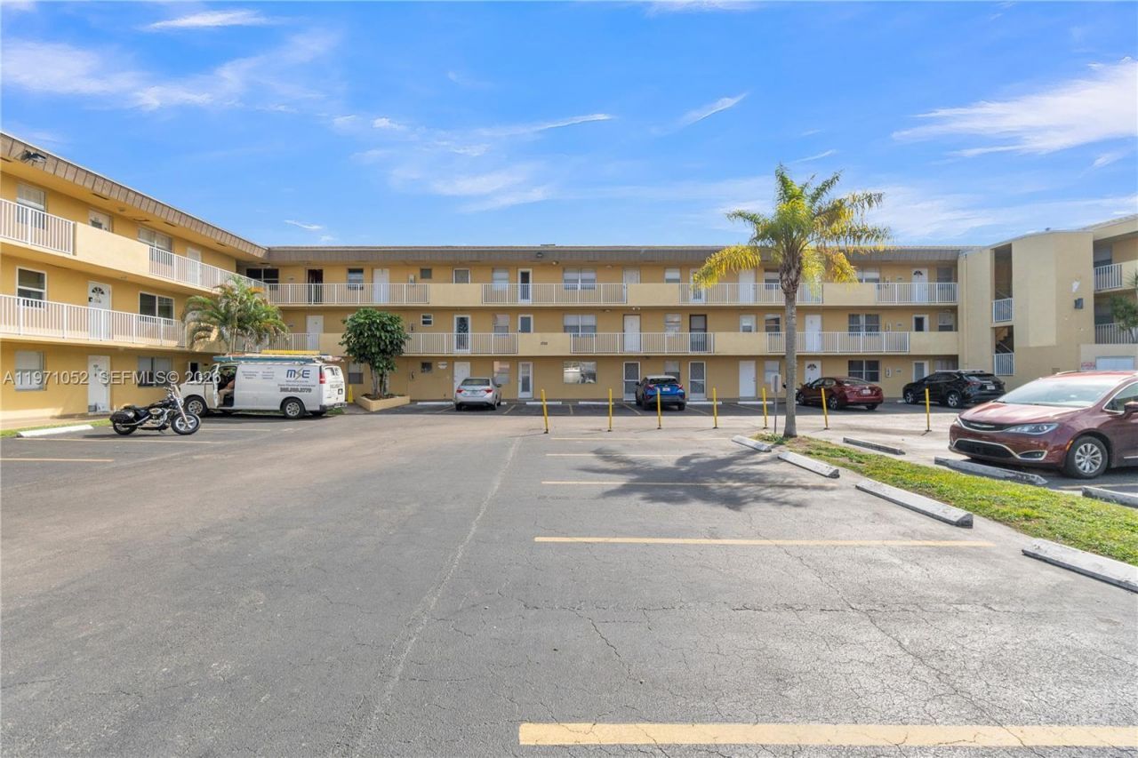 1302 NE 191st St , Unit A221, Miami, FL 33179 Photo
