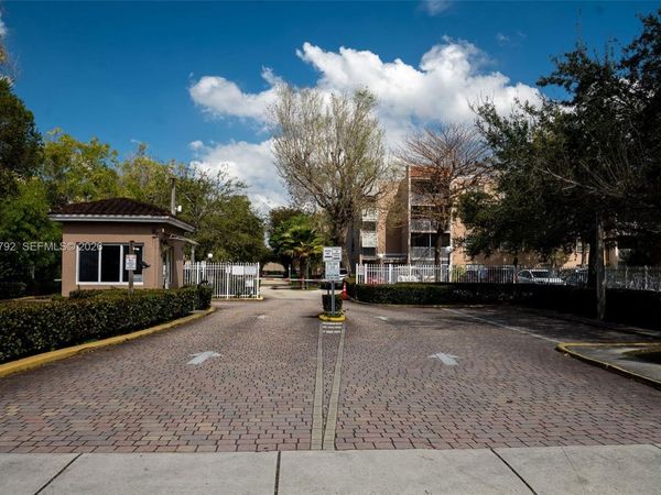 8421 NW 8th St, Unit 203, Miami, FL 33126