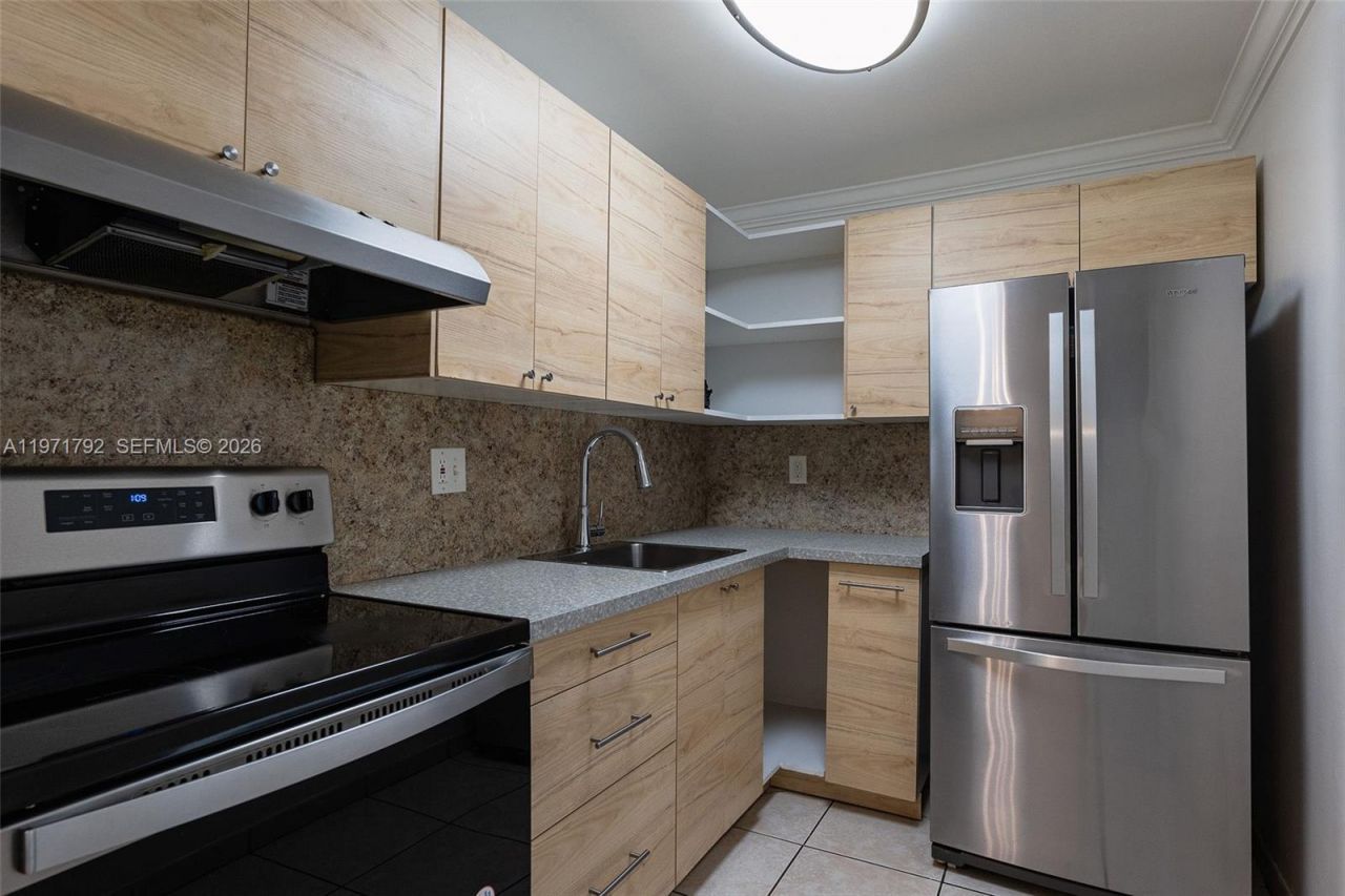 8421 NW 8th St, Unit 203, Miami, FL 33126 Photo