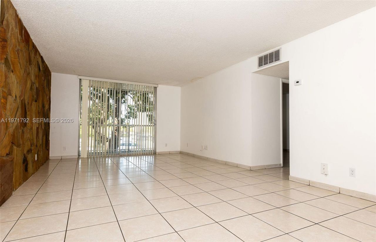 8421 NW 8th St, Unit 203, Miami, FL 33126 Photo