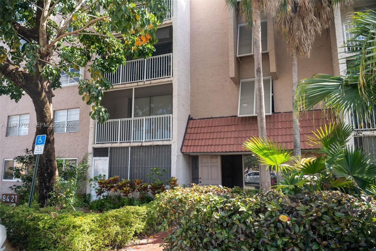 8421 NW 8th St, Unit 203, Miami, FL 33126 Photo