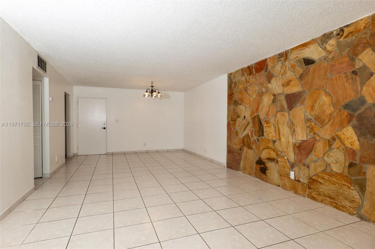 8421 NW 8th St, Unit 203, Miami, FL 33126 Photo