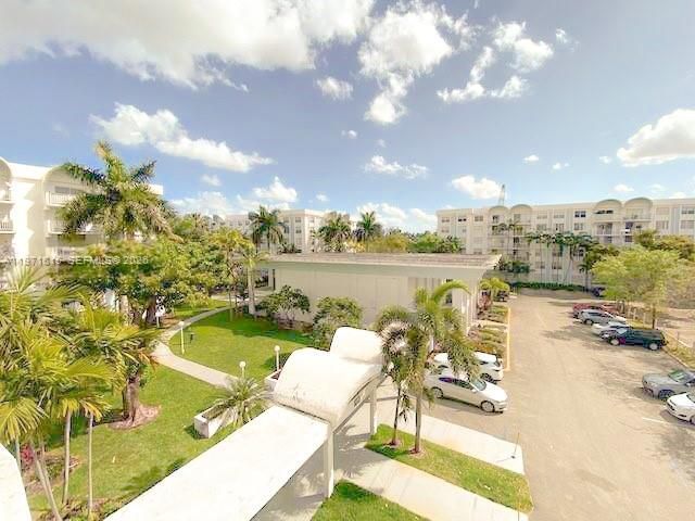 498 NW 165th St Rd, Unit D-202, Miami, FL 33169 Photo