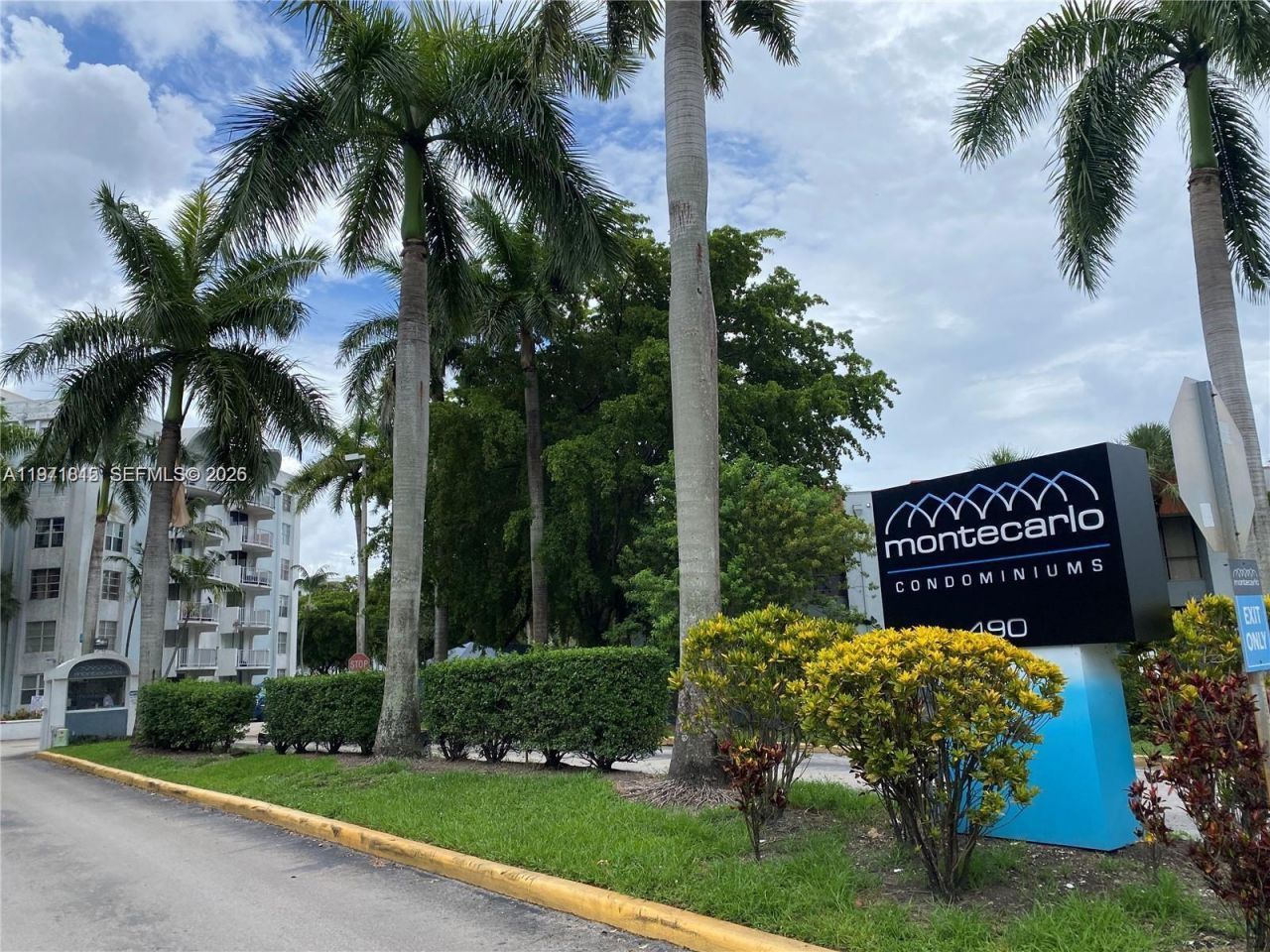 498 NW 165th St Rd, Unit D-202, Miami, FL 33169 Photo