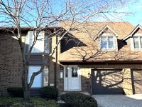 28 Queens Court, Westchester, IL 60154 primary photo