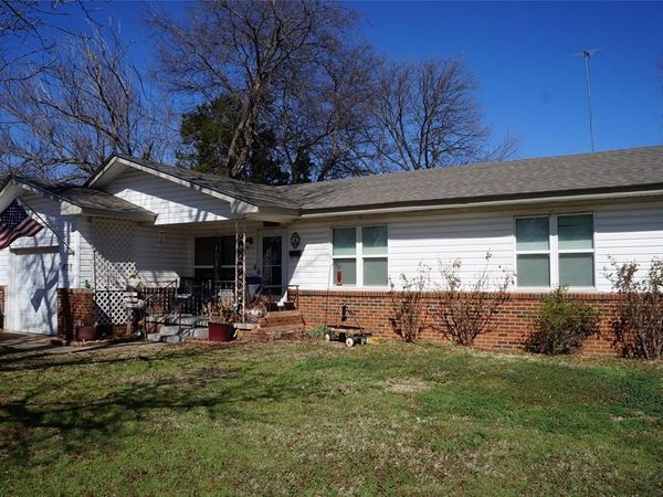 418 N Garrett Avenue, Lindsay, OK 73052